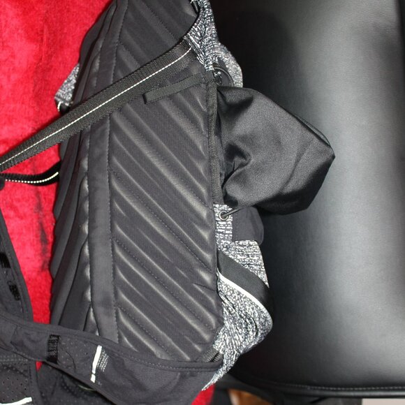 Lululemon Run All Day Backpack II 13L Denim Twill Print Ice Grey/Black - Picture 6 of 7